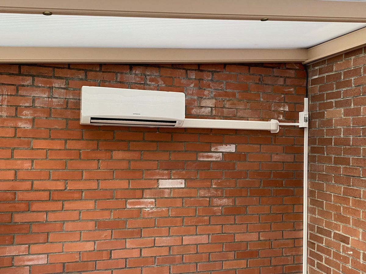 Nouvelle unite murale installee Hitachi AirHome sur mur de brique a Cuincy